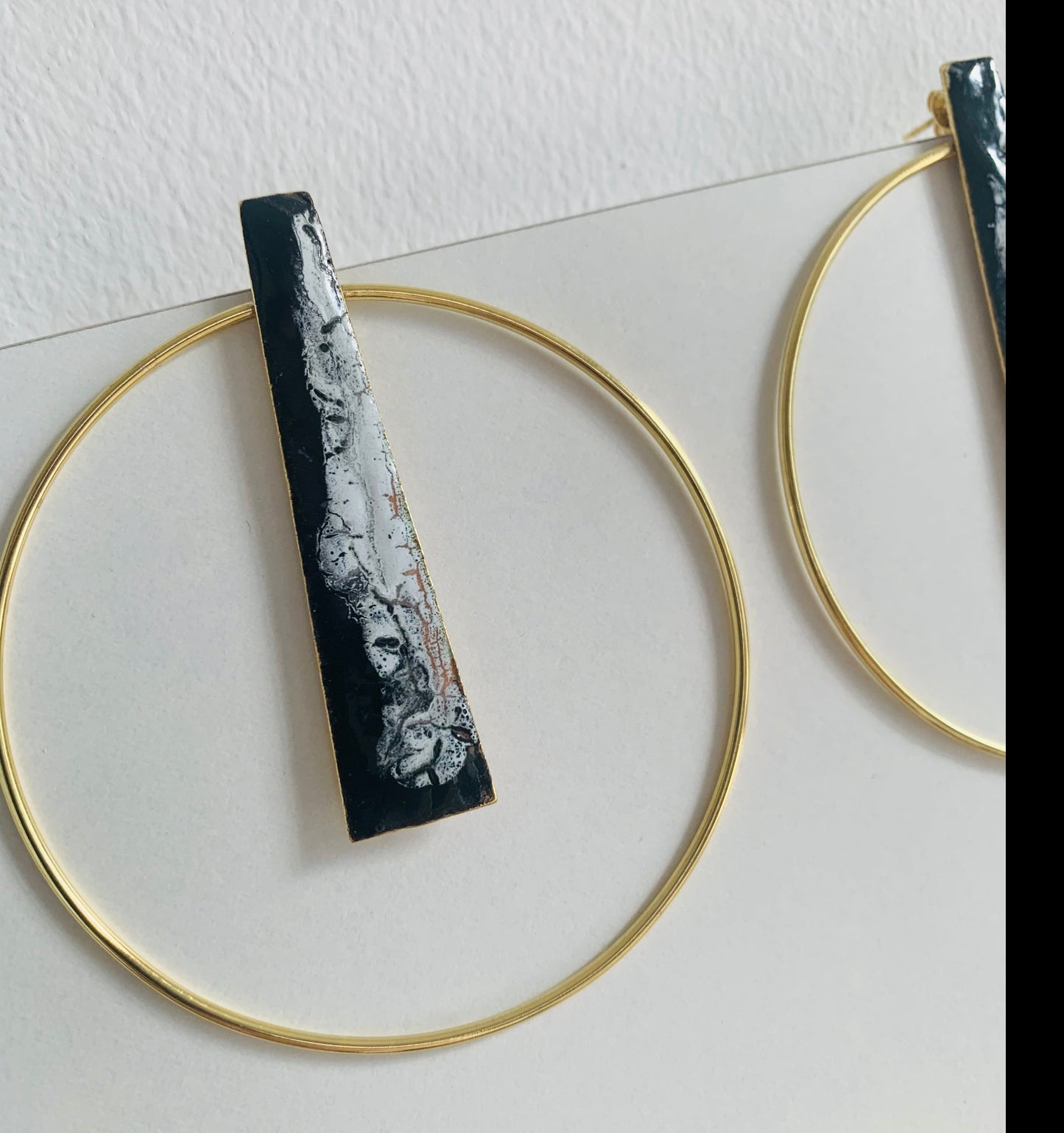 Pendiente Pirámide de Héria Enamel - Meryac Store