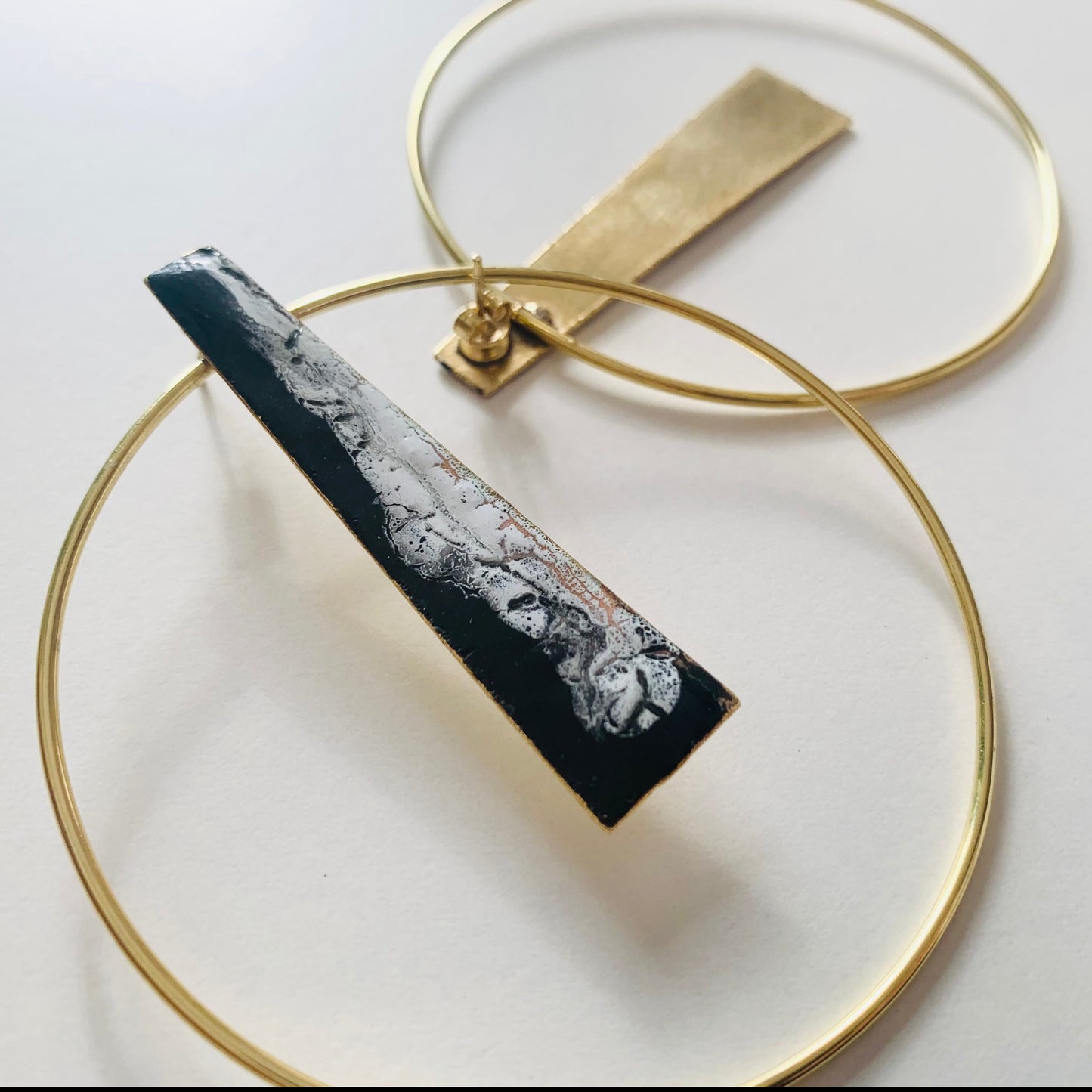 Pendiente Pirámide de Héria Enamel - Meryac Store