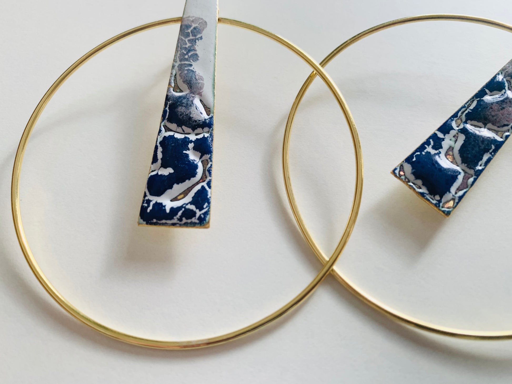Pendiente Pirámide de Héria Enamel - Meryac Store