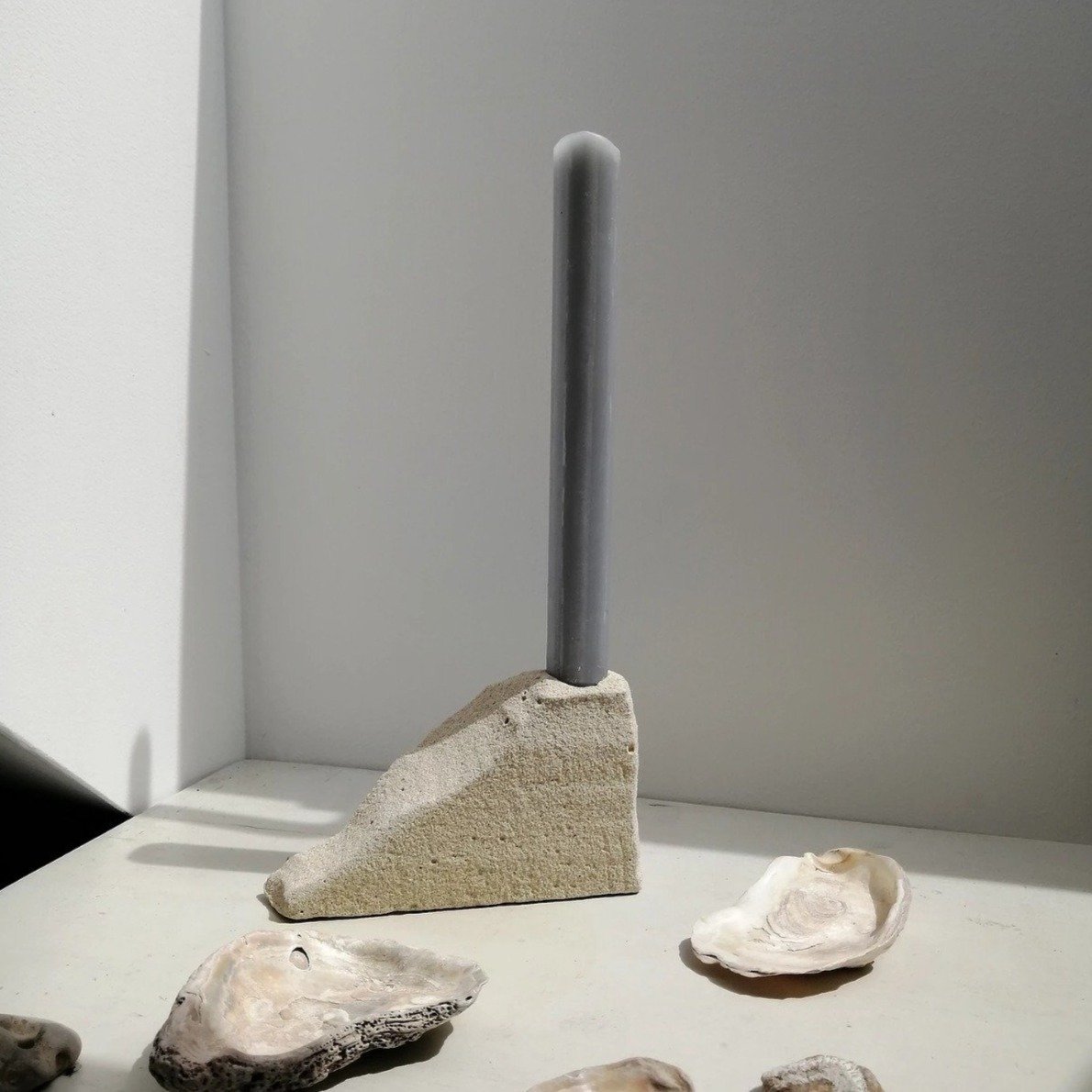 portavelas kál-nas de studio grey on grey en meryac